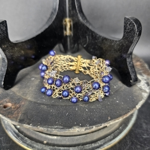 Handmade crocheted bracelet with blue pearls and iolite chip beads - Picture 9 of 11